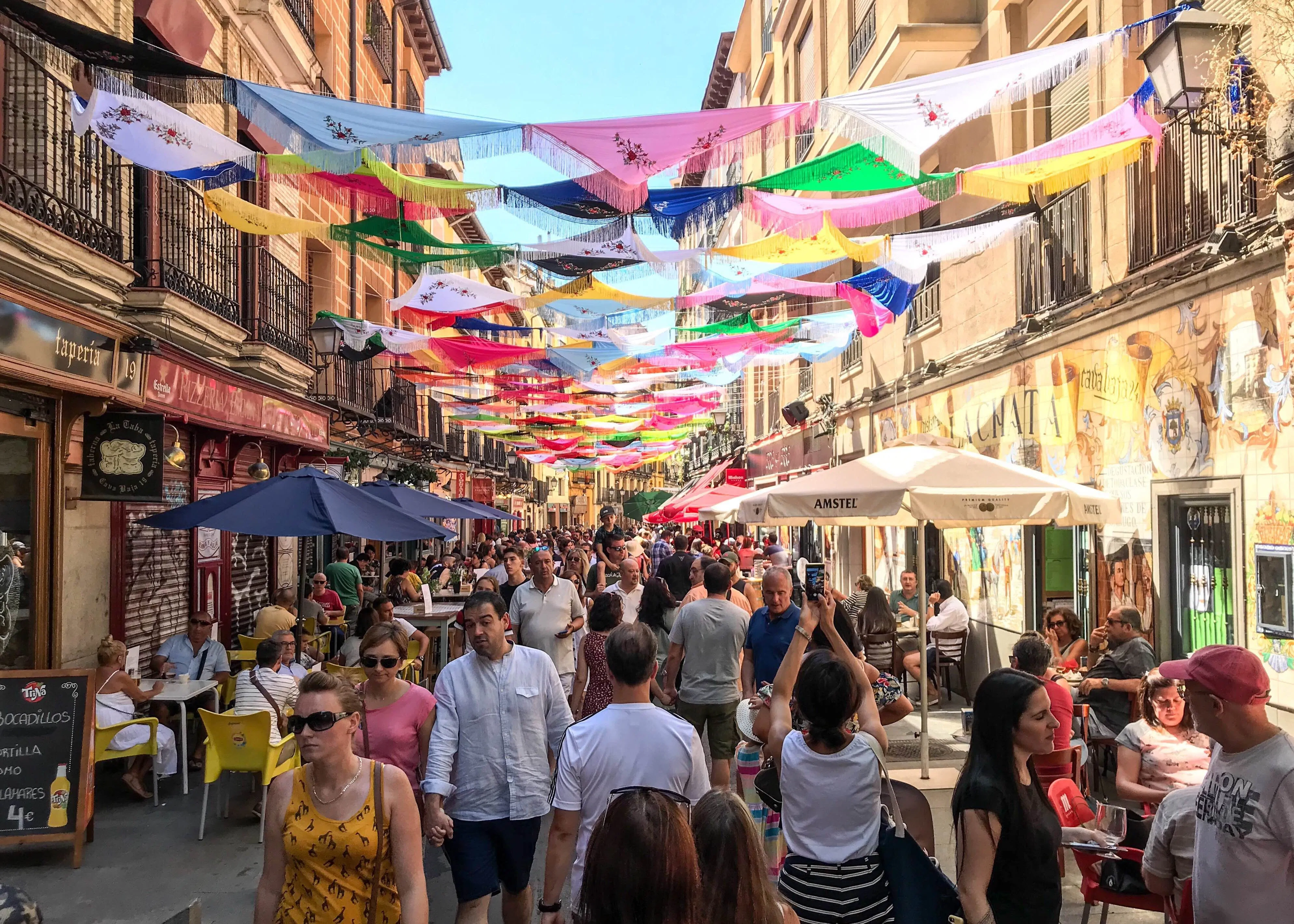 Descubre las mejores calles para tomar algo en el barrio de la Latina en Madrid