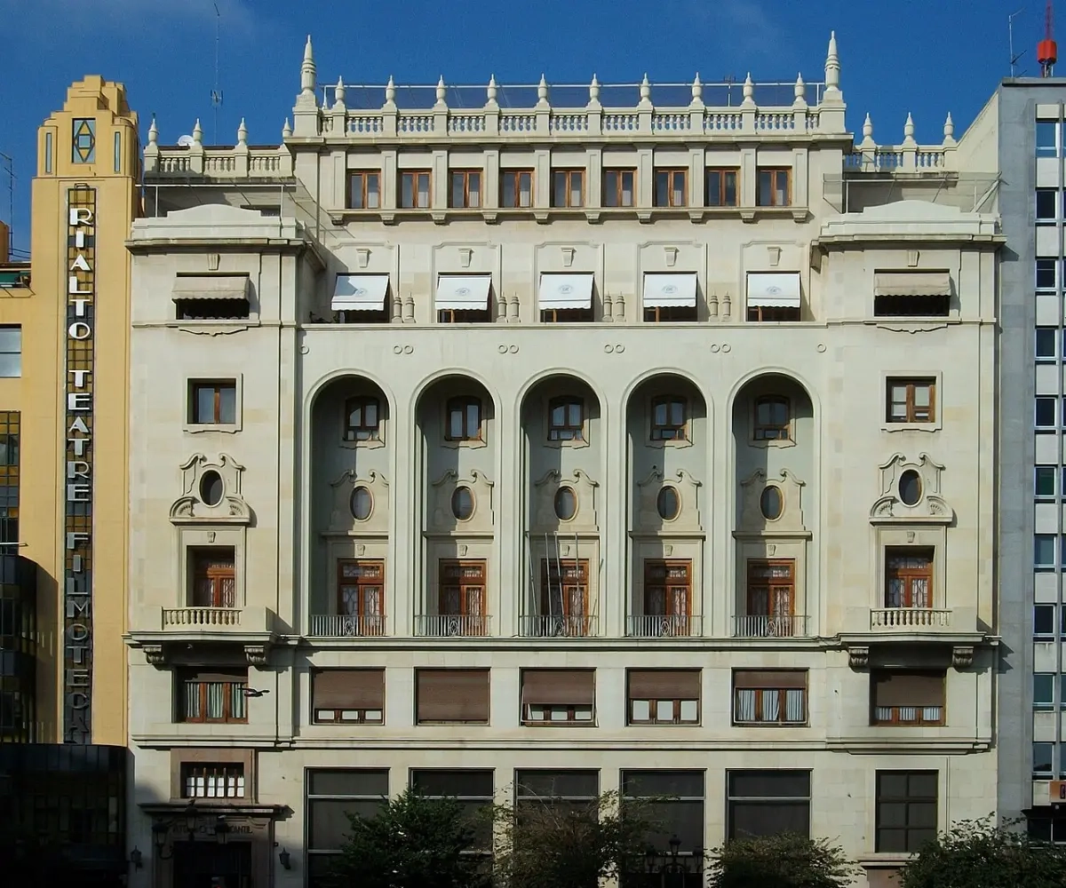 Fachada del Ateneo Mercantil de Valencia, el edificio del rooftop Atenea Sky