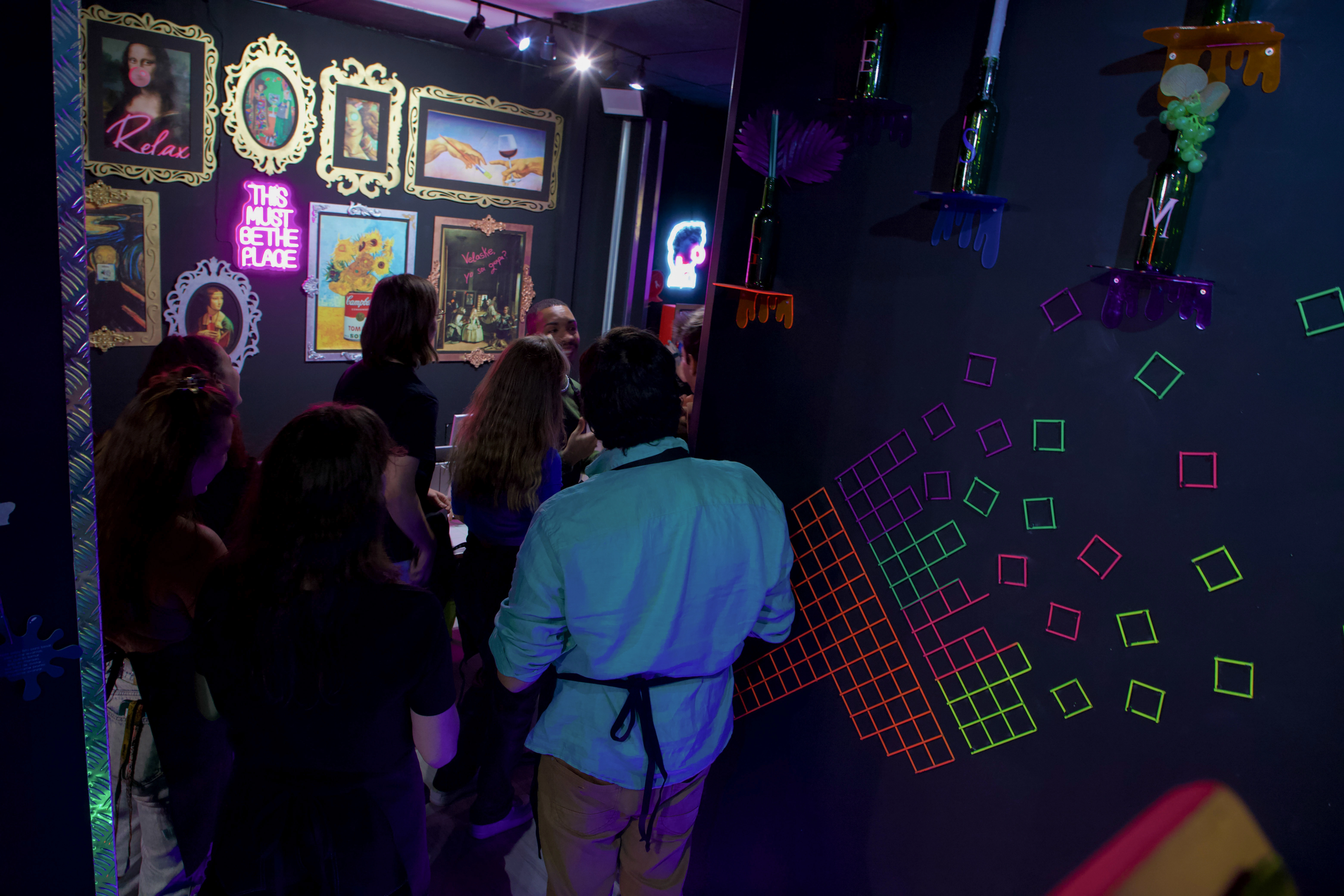 Tinto&Tinta es una experiencia Art and Wine perfecta para team building y eventos privados en Madrid: rompe el hielo con un mini Escape Room, pinta tu propio cuadro usando tu creatividad y brinda con tus compañeros con vino ilimitado.