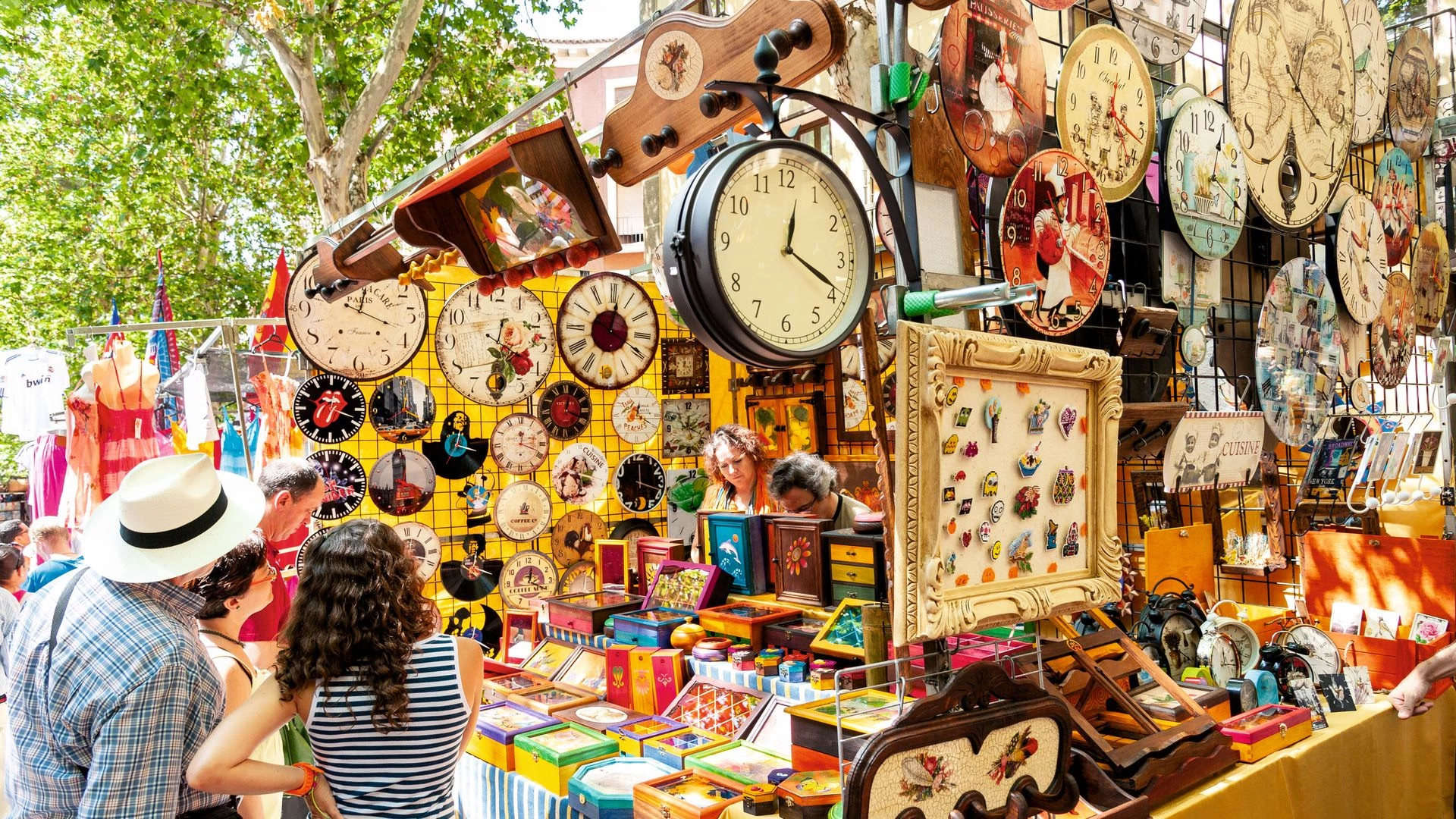 El Rastro es sin duda el evento semanal más importante de Madrid. Puestos de comida, ropa y todo tipo de objetos que puedes encontrar en el barrio de la Latina.