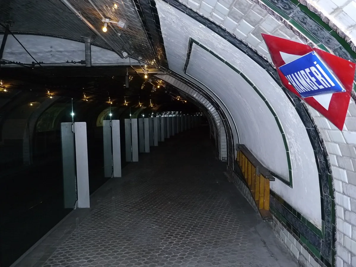 Andén vacío de la estación fantasma de Chamberí, en el metro de Madrid
