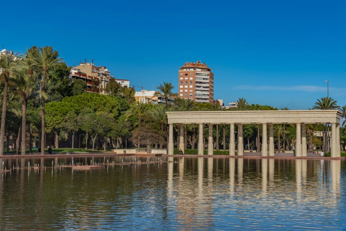 Estanque y columnata del Jardín del Turia de Valencia en un día despejado