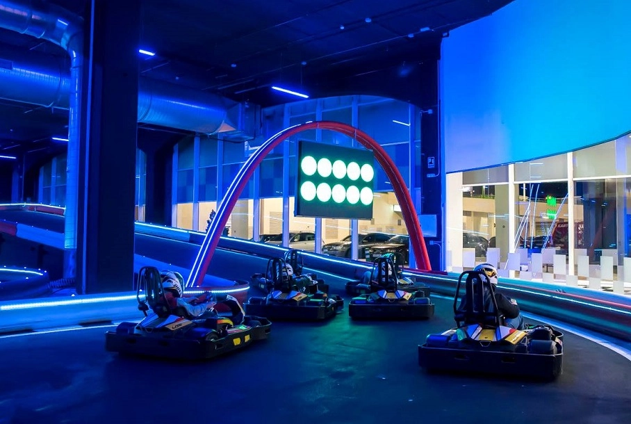 Uno de los planes para hacer con amigos en Valencia un fin de semana que destacan por su adrenalina. Compite en una carrera por un circuito de Karts que conduces tú mismo.