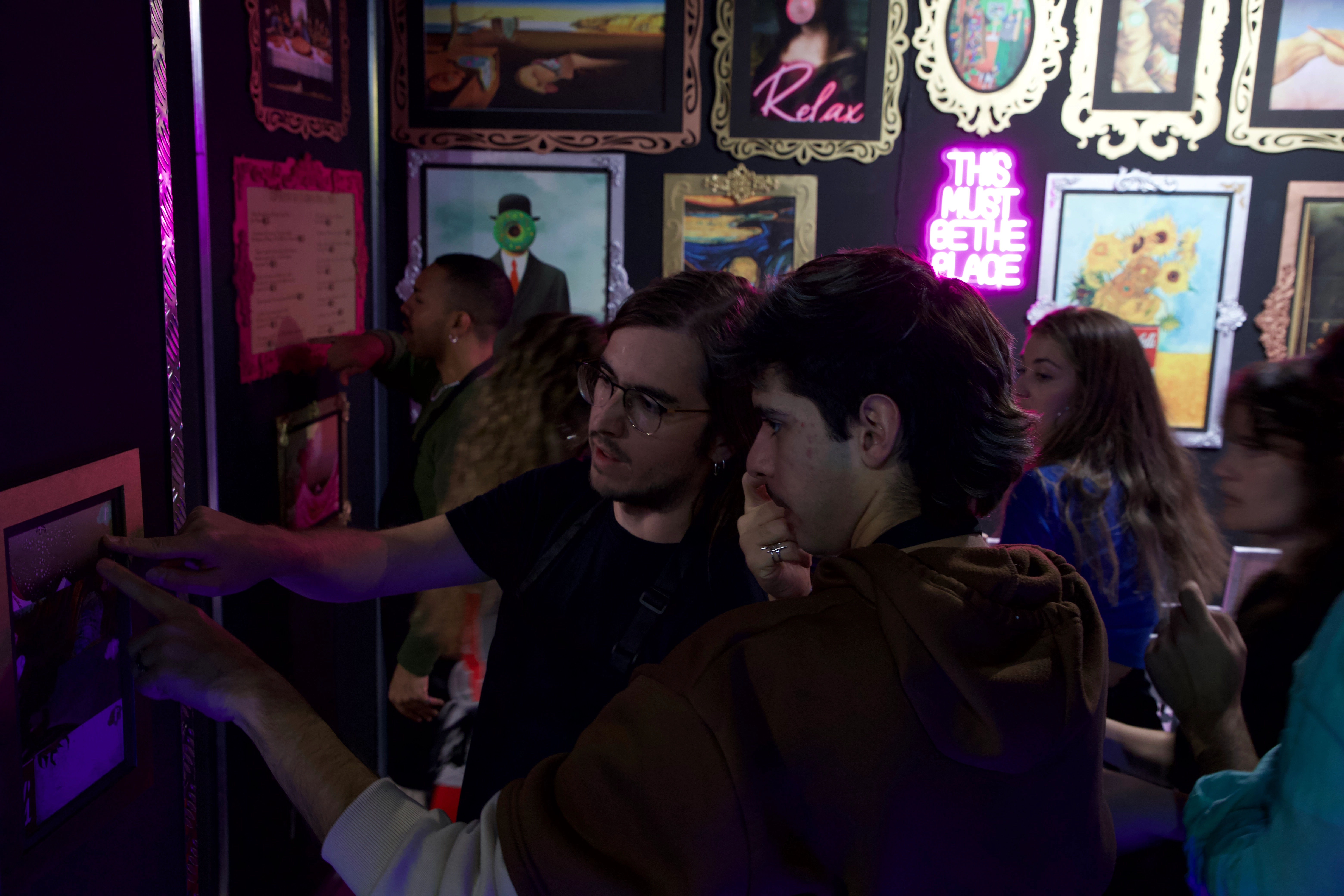 Grupo jugando el mini Escape Room introductorio para romper el hielo en el taller de pintura de Tinto&Tinta en Madrid