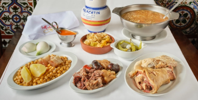 El cocido madrileño es uno de los platos más emblemáticos de Madrid. Disfruta de la gastronomía típica de la ciudad durante las fiestas de San Isidro 2026.