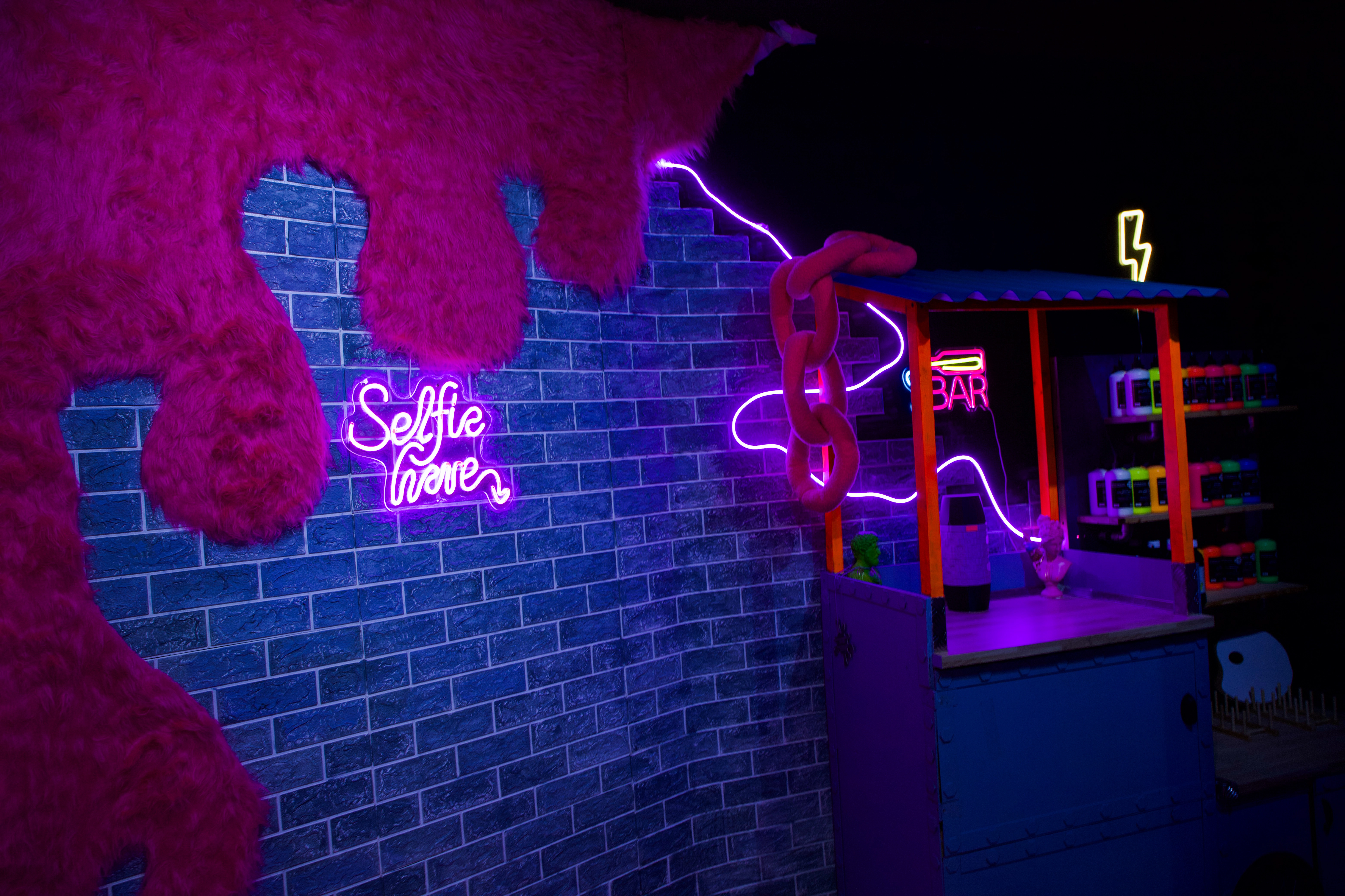 Un local Art and Wine en Madrid cargado de detalles: neones, luces UV y los cuadros más reconocidos del mundo retocados con un toque urbano y moderno.