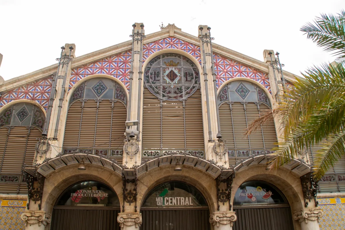 Fachada modernista del Mercat Central de Valencia, junto a Vaqueta Gastro Mercat
