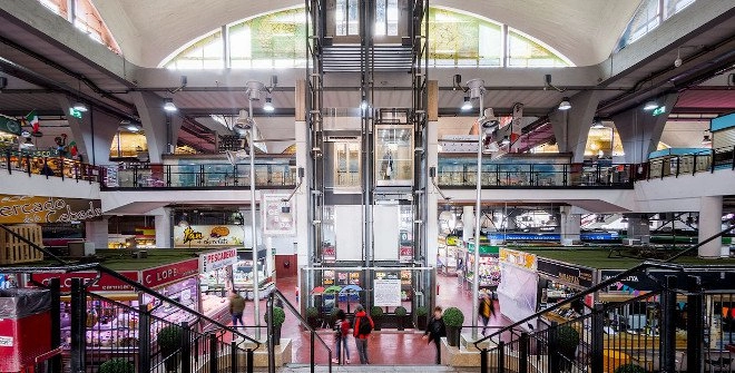 Mercado de la Cebada: un rincón para degustar sabores madrileños y comprar productos de proximidad en el barrio de la Latina en Madrid.