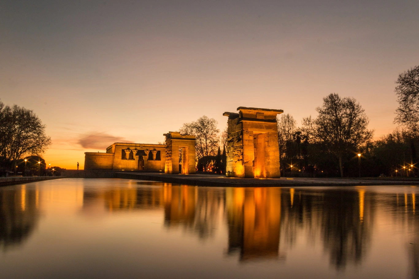 Ver el atardecer desde el templo de Debod es un plan chulo y gratuito que hacer en el centro de Madrid.