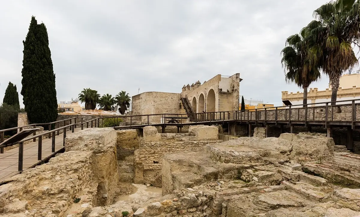 Jardines del Alcázar de Jerez, con la Cámara Oscura en la torre, un plan en familia en el centro de la ciudad