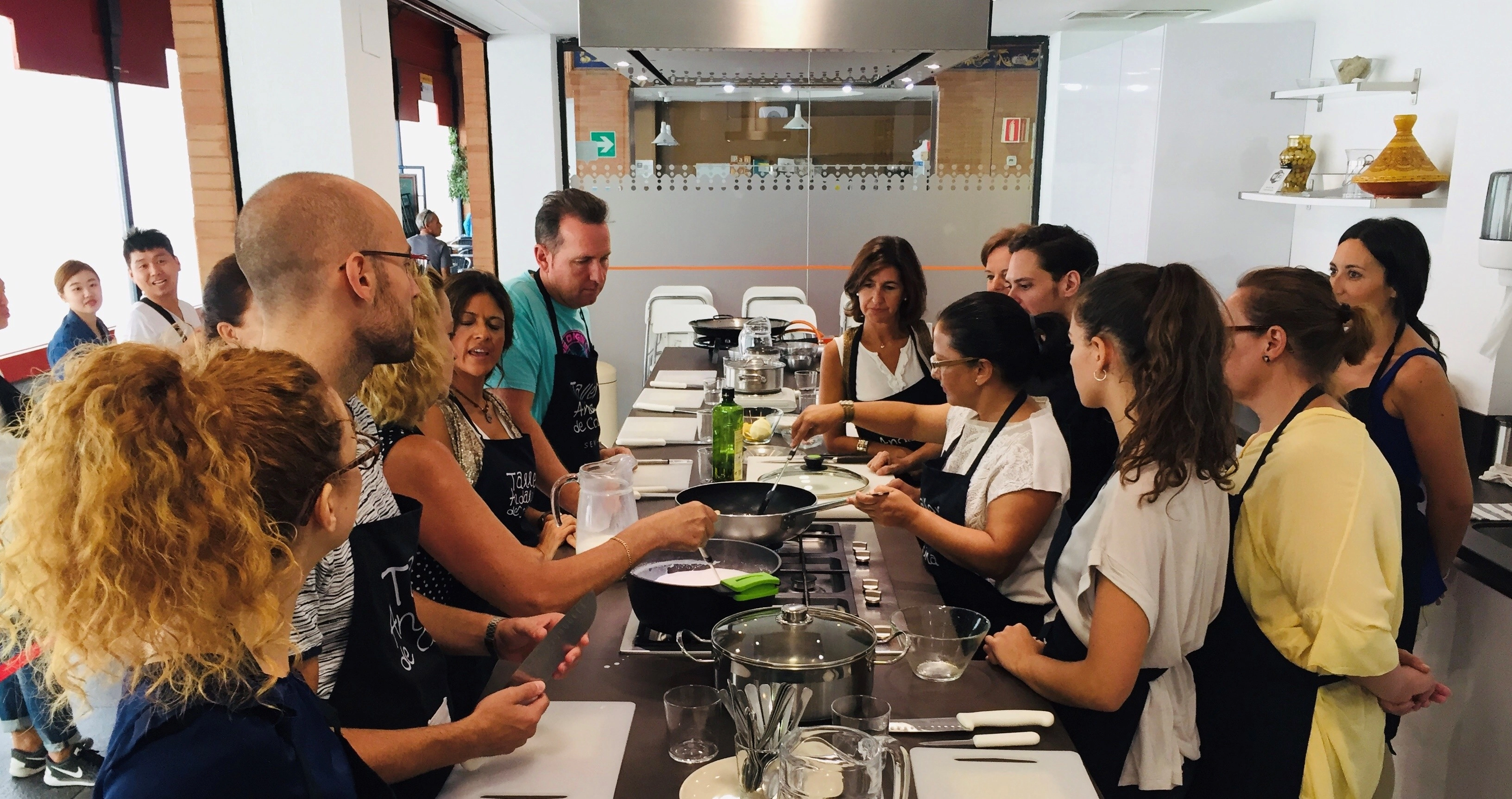 Taller de cocina y comida por despedida de soltera en Sevilla