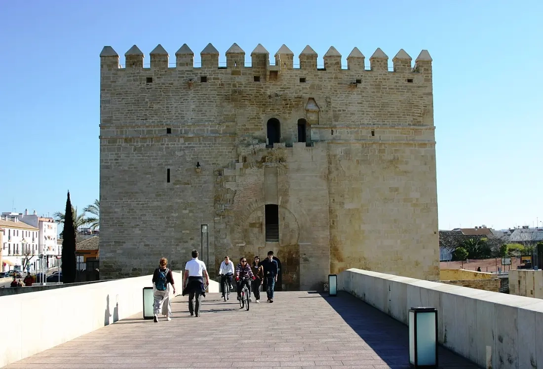 Torre de la Calahorra de Córdoba vista desde el Puente Romano sobre el Guadalquivir