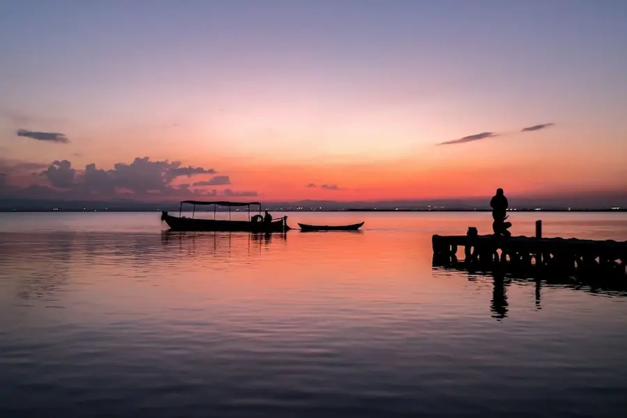 Parque natural de la Albufera en Valencia, un destino en Valencia súper recomendado para visitar en Semana Santa para montar en barca y ver el atardecer.