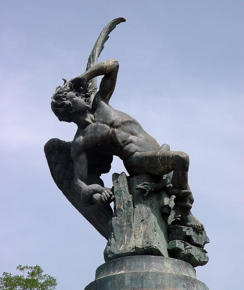 Estatua del Ángel Caído en el Parque del Retiro, protagonista de una de las leyendas de Madrid