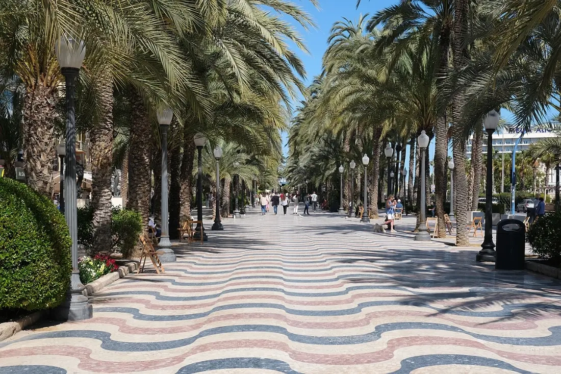 El paseo de la Explanada de España de Alicante, con su mosaico de teselas y las palmeras