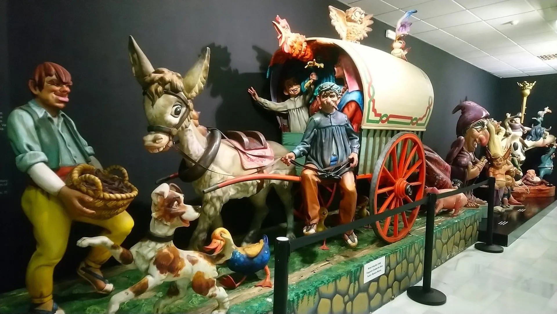 Exposición de las hogueras de San Juan, un imprescindible que hacer para conocer las tradiciones en Alicante.