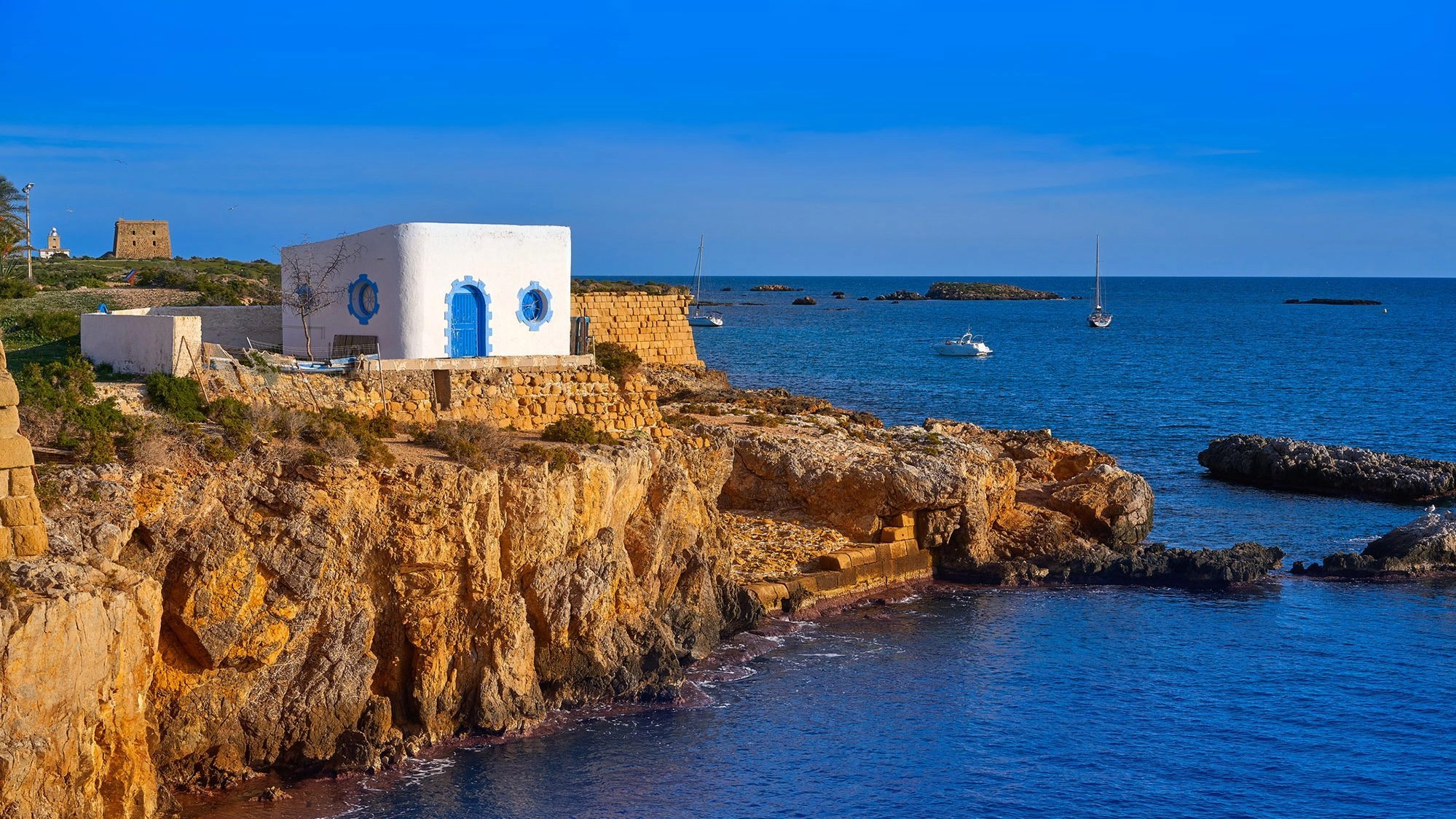 La mejor excursión que hacer desde Alicante: la isla de Tabarca, un viaje en barco a un destino con playas increíbles