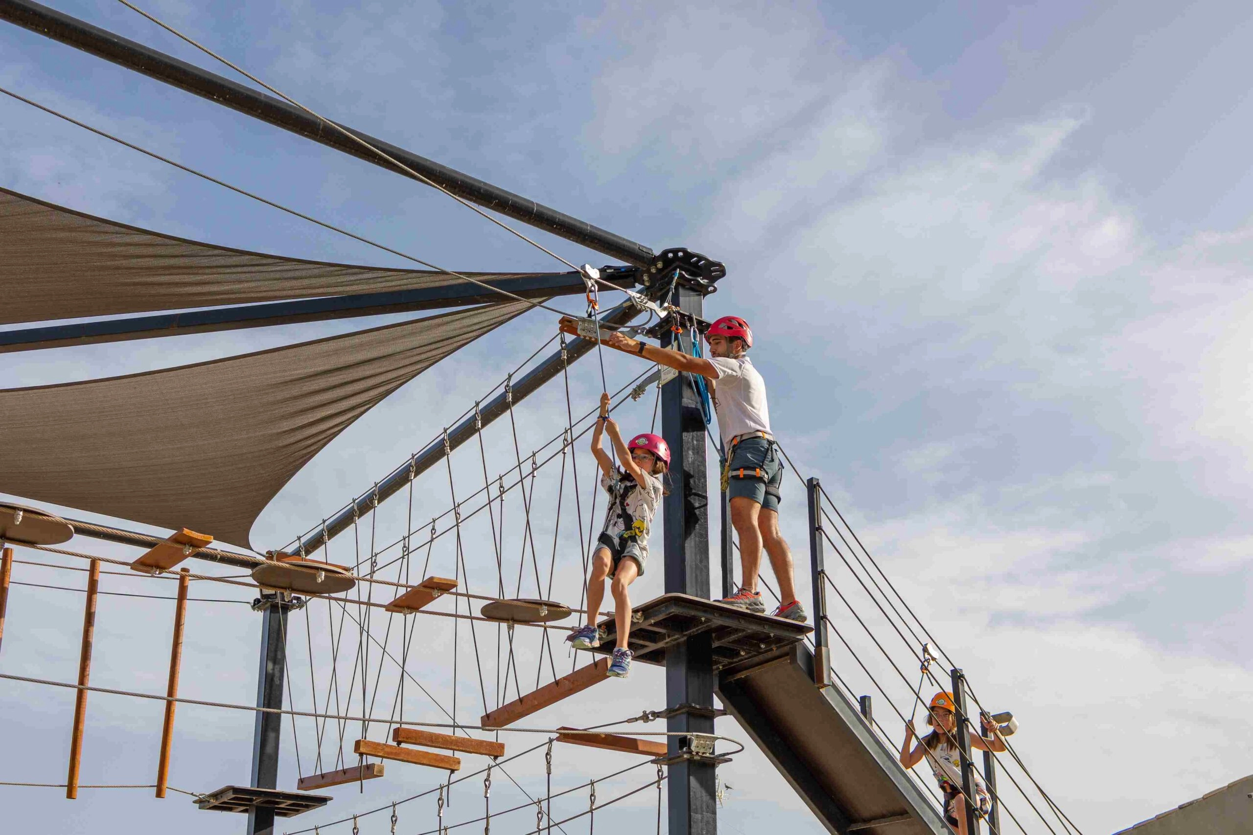 Parque multiaventura. Qué hacer en Alicante al aire libre: tirolinas, tiro con arco y mucho más.
