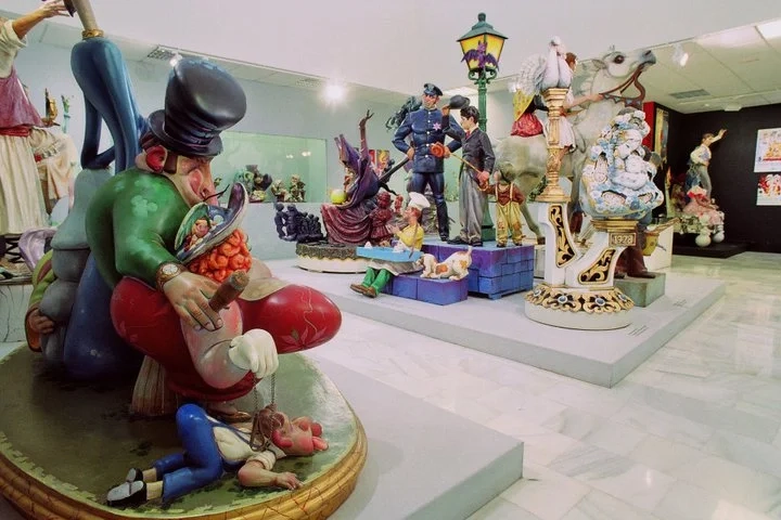 Uno de los planes imprescindibles para sumergirte en la cultura local de Alicante, un museo de las emblemáticas hogueras de San Juan