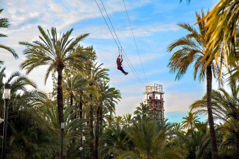 Planes de aventuras en Alicantes: tirolinas, escalada y muchas más cosas. Un plan para disfrutar en familia o con amigos.