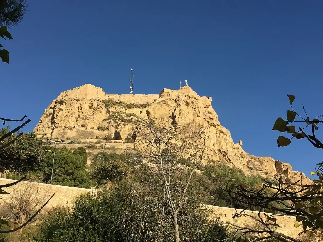 El Castillo de Santa Bárbara sobre el monte Benacantil, en Alicante