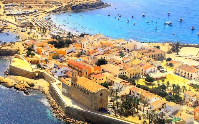 La isla de Tabarca es uno de lo planes imprescindibles en Alicante, una escapada con actividades subacuáticas y culturales