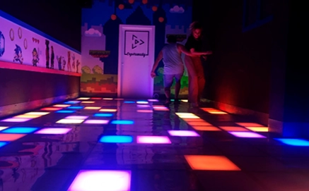 El Suelo es Lava uno de los nuevos planes inmersivos con suelo interactivo de colores que está arrasando en la ciudad