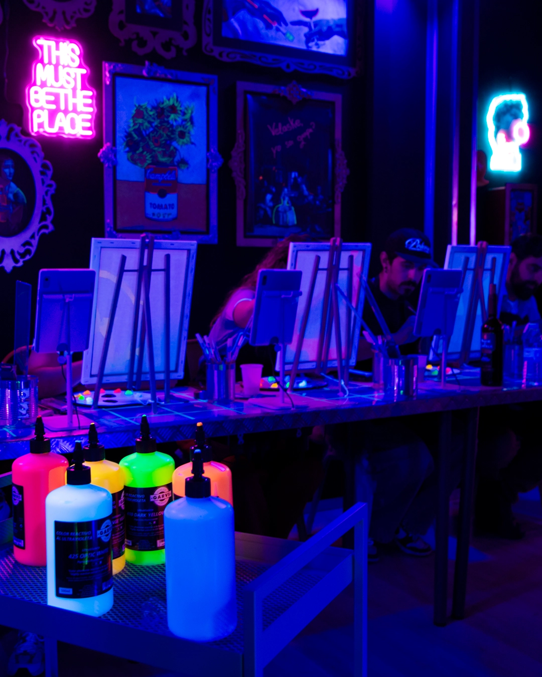 Experiencias de pintar con luces de neon, vino ilimitado y un mini escape room para regalar en Madrid