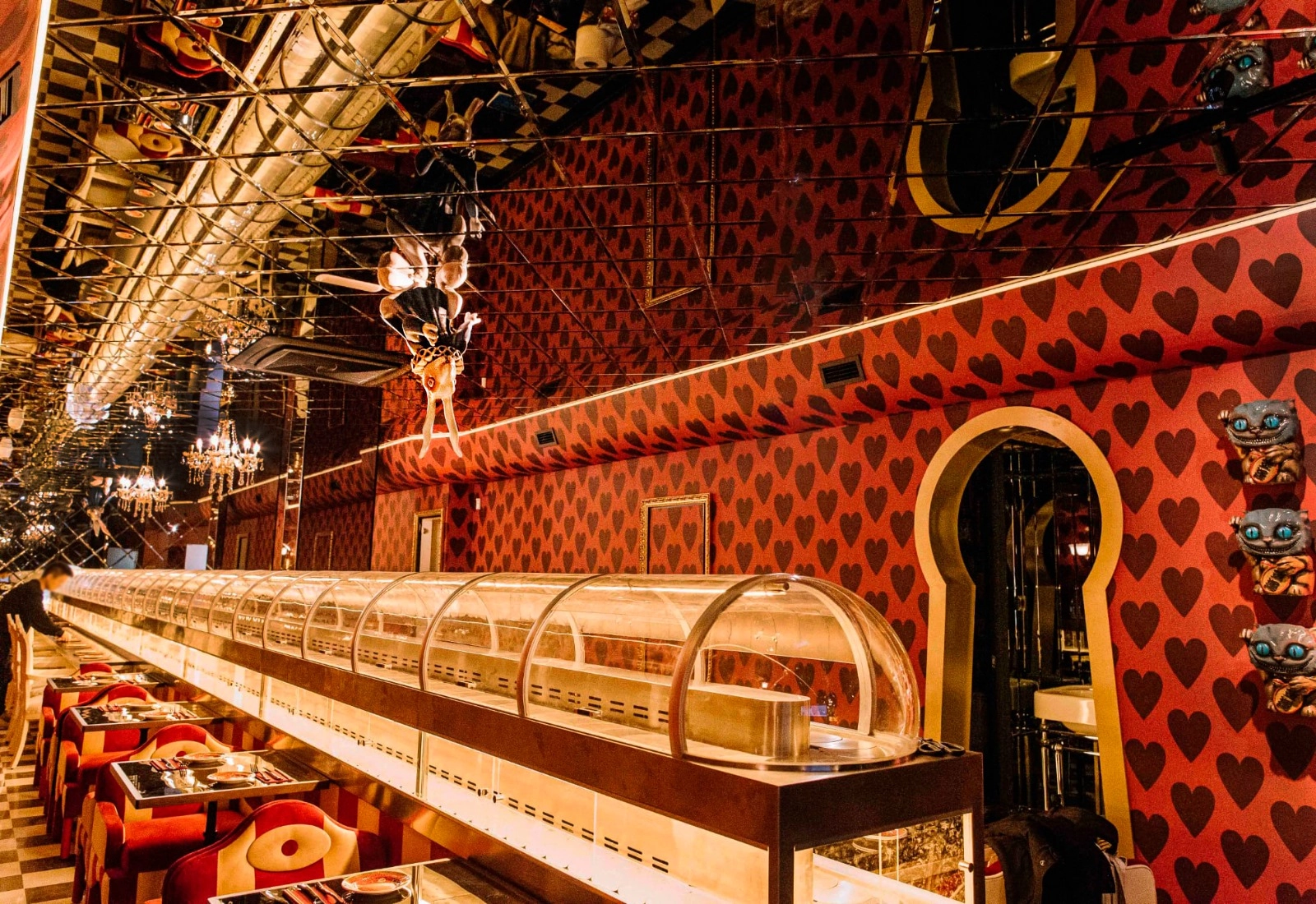 sitios originales para cenar en Madrid: un restaurante ambientado en la locura de Alicia en el País de las Maravillas con buffet estilo running sushi