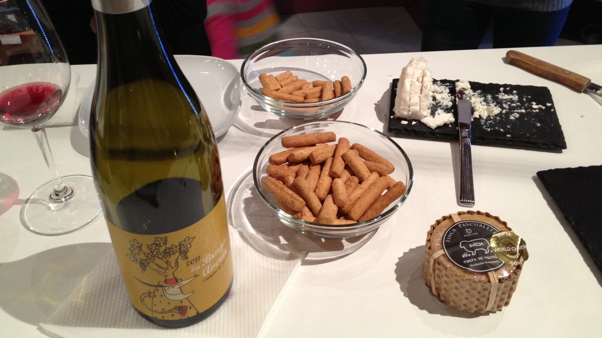 Uno de los planes que nunca fallan en San Valentín: una cata de vinos en pareja. Te recomendamos Vino & Compañía en Madrid.