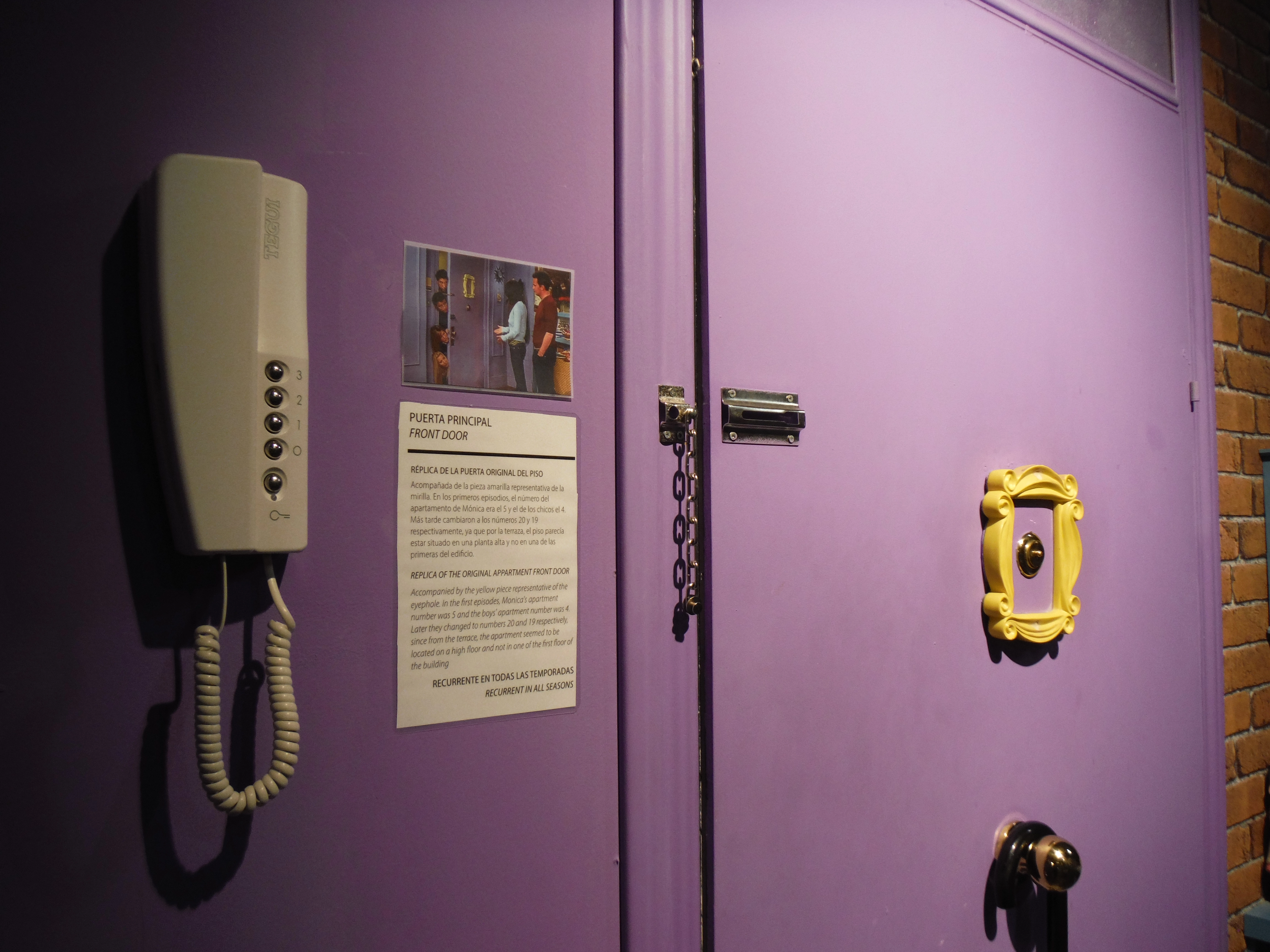 Regalar Escape Room inspirado en Friends con menú temático en Madrid