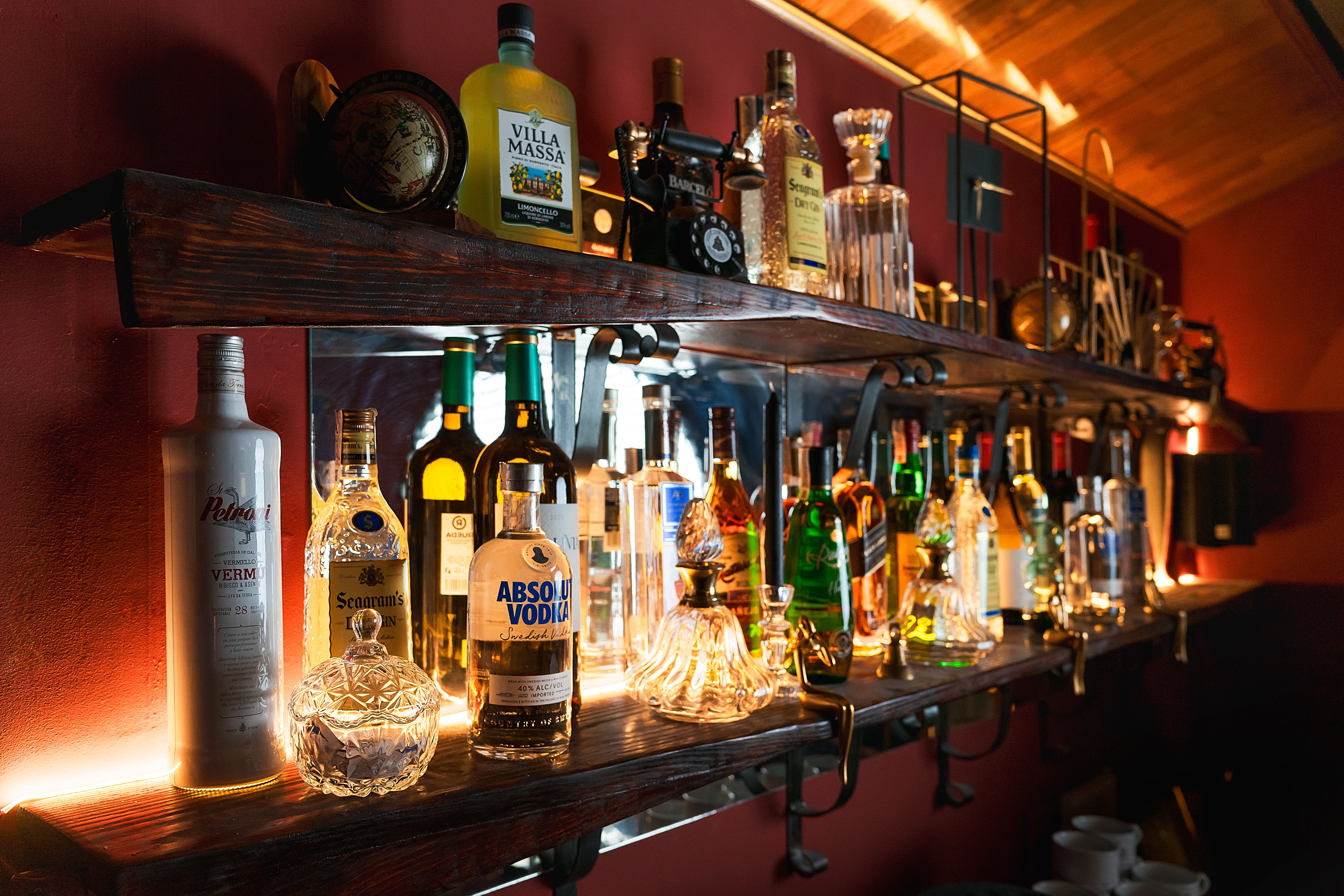 Puedes tomar algo tranquilamente en su bar en Madrid sin necesidad de jugar la experiencia gastronómica