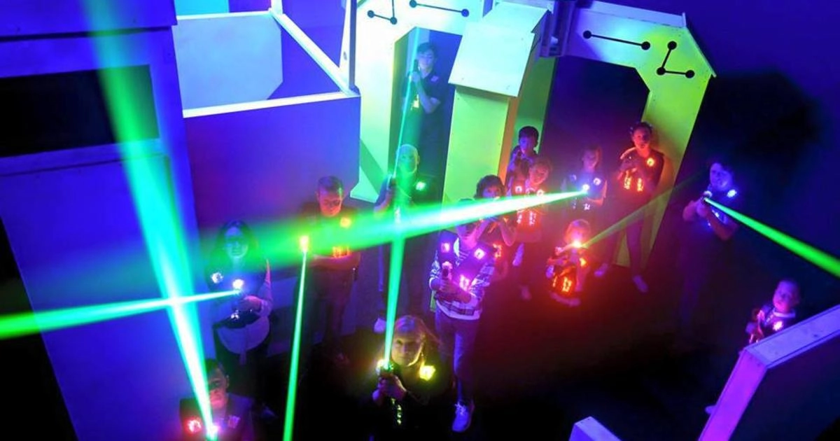 Jugar por equipos a laser tag en Laser Planet, uno de los sitios chulos para celebrar cumpleaños en Madrid