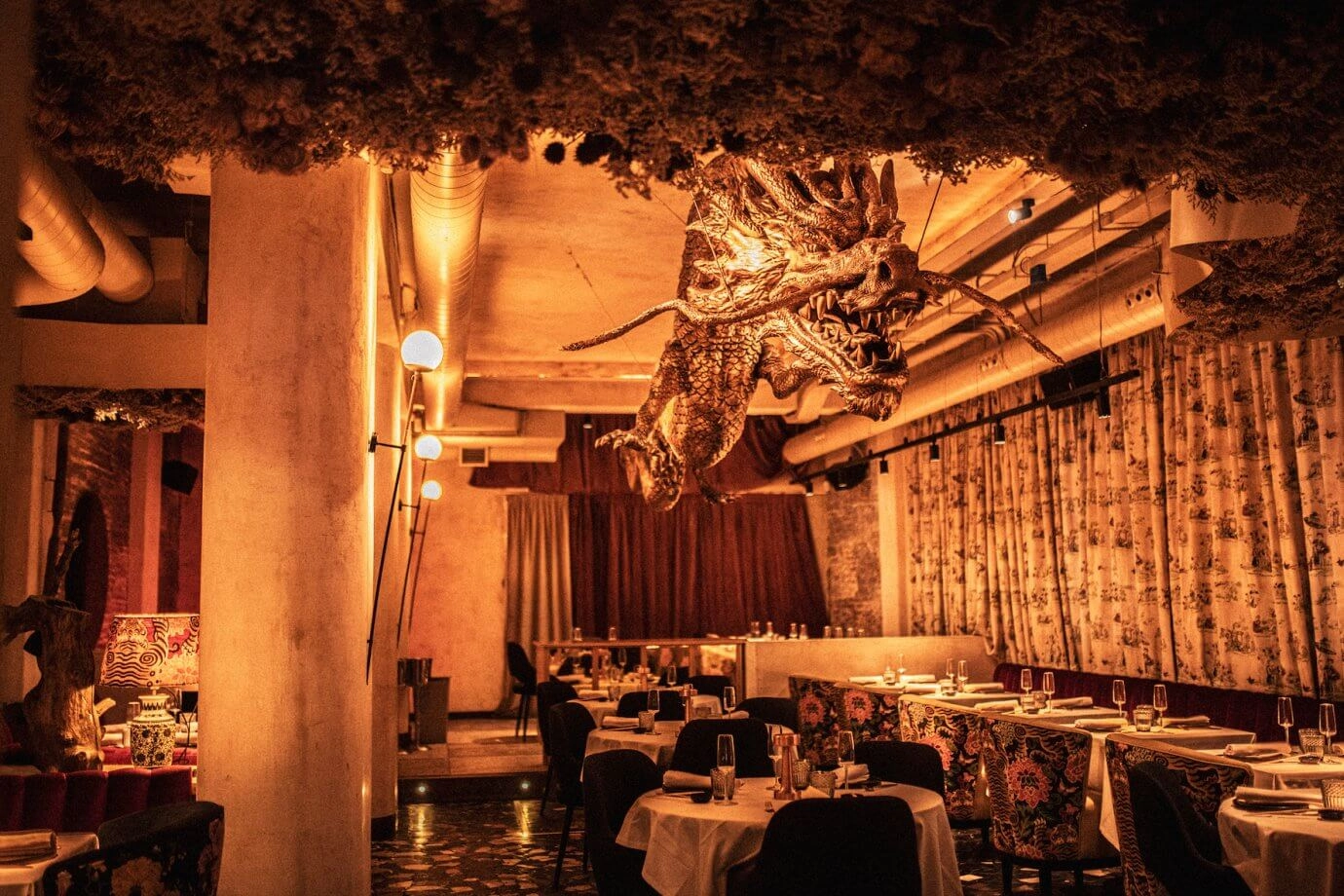 Siéntete en un auténtico viaje por Asia en este restaurante instagrameable en Madrid con una decoración brutal.