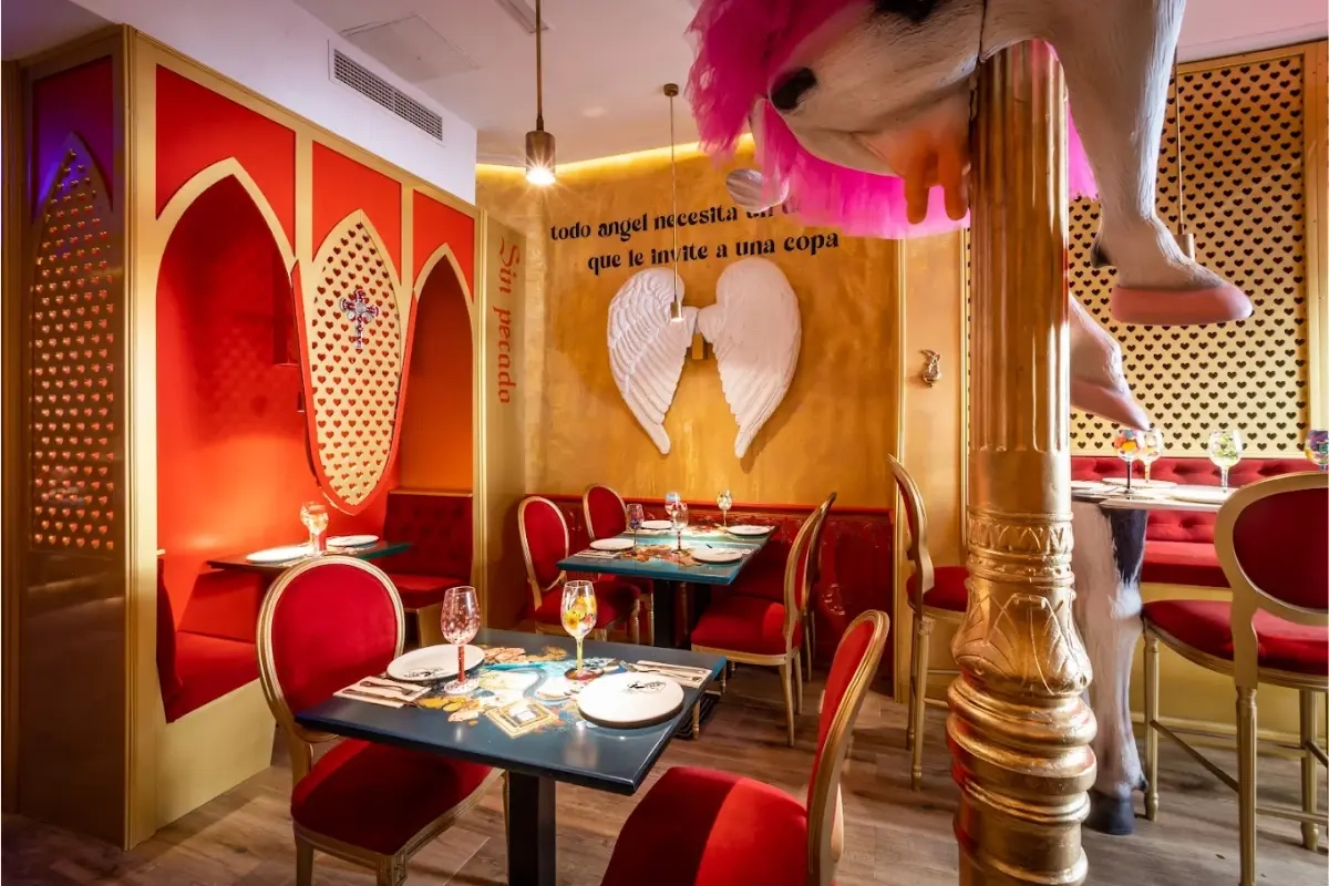 Restaurante temático en el barrio de Malasaña en Madrid. Un local gamberro y completamente inmersivo donde una  vaca te puede casar.