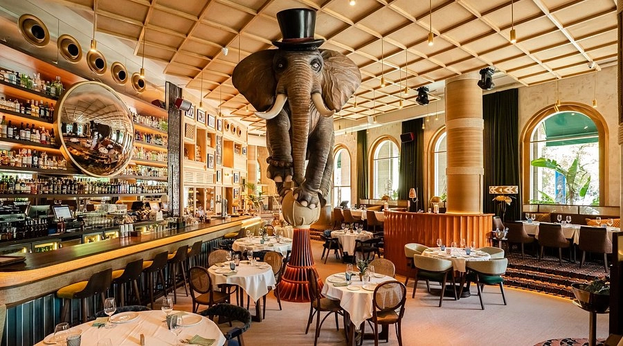 Un restaurante de lujo bien decorado y bastante instagrameable en Madrid.