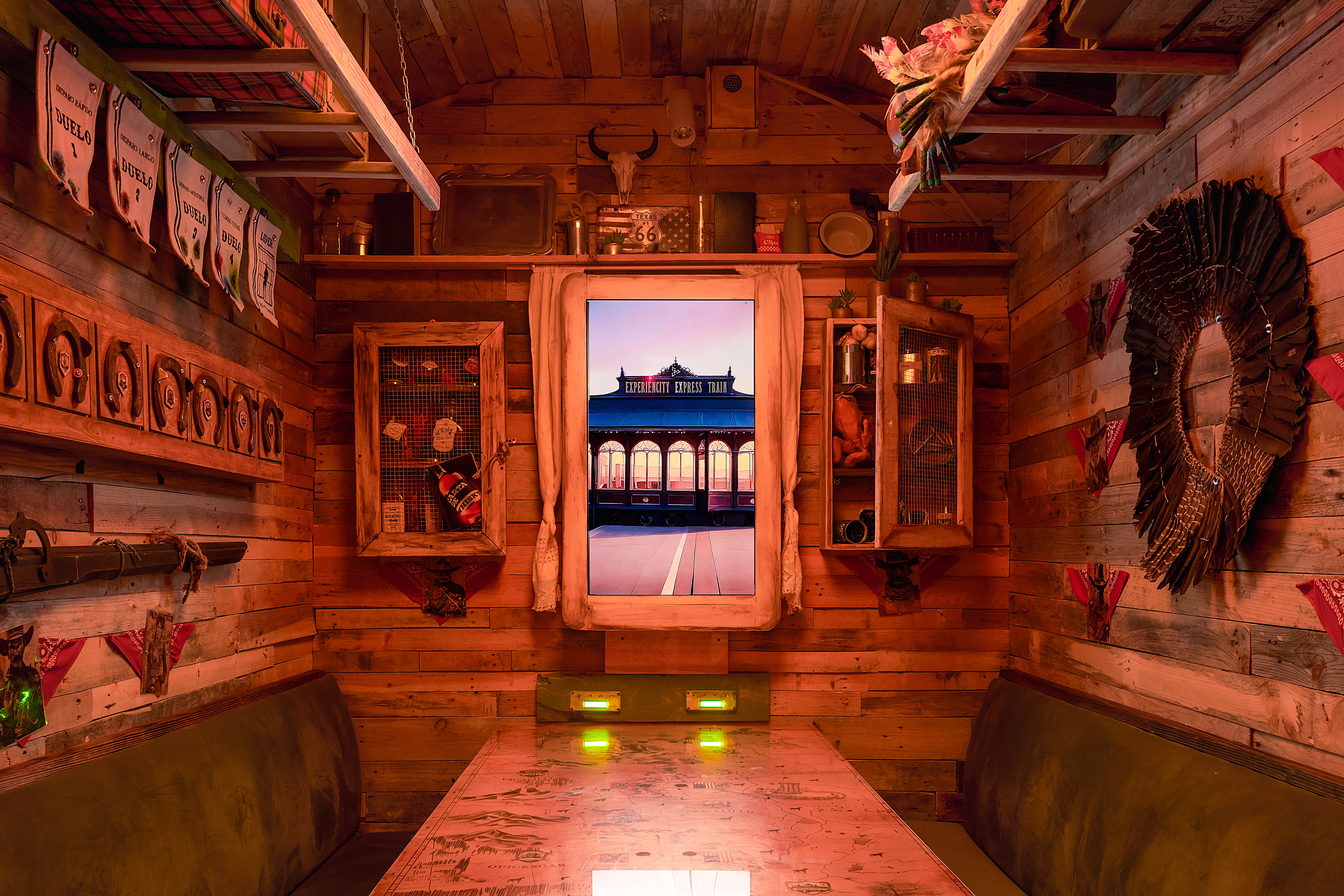 El Vagón Americano es una experiencia gastronómica en Madrid que te lleva de viaje por el lejano oeste, donde deberás completar una misión digna de un auténtico sheriff, mientras disfrutas de un menú al puro estilo American Food.