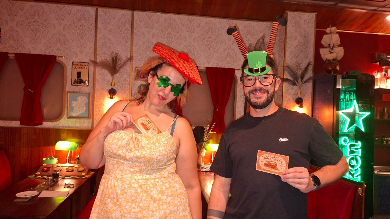 El vagón-pub irlandés es una experiencia gastronómica en Madrid donde tendrás que competir contra las travesuras de un pequeño duende mientras disfrutas de un menú típico de su cultura