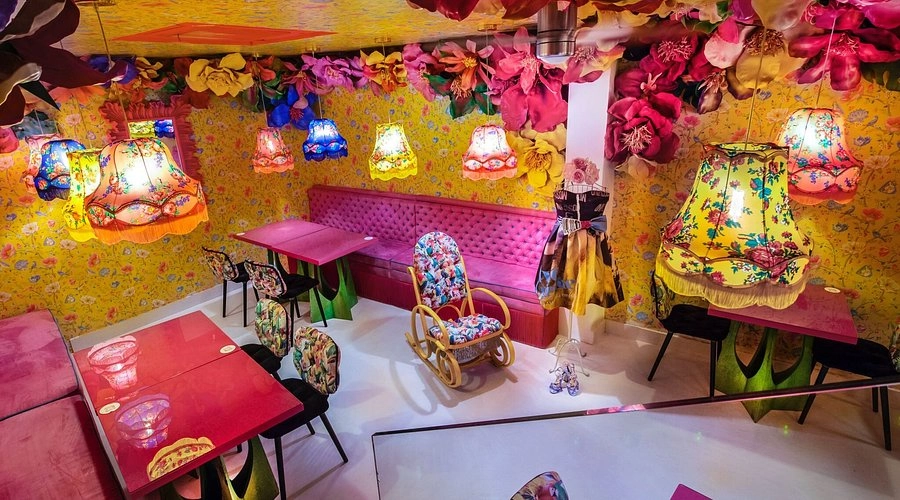 Rosi la Loca es un restaurante instagrameable, lleno de color y flores en Madrid