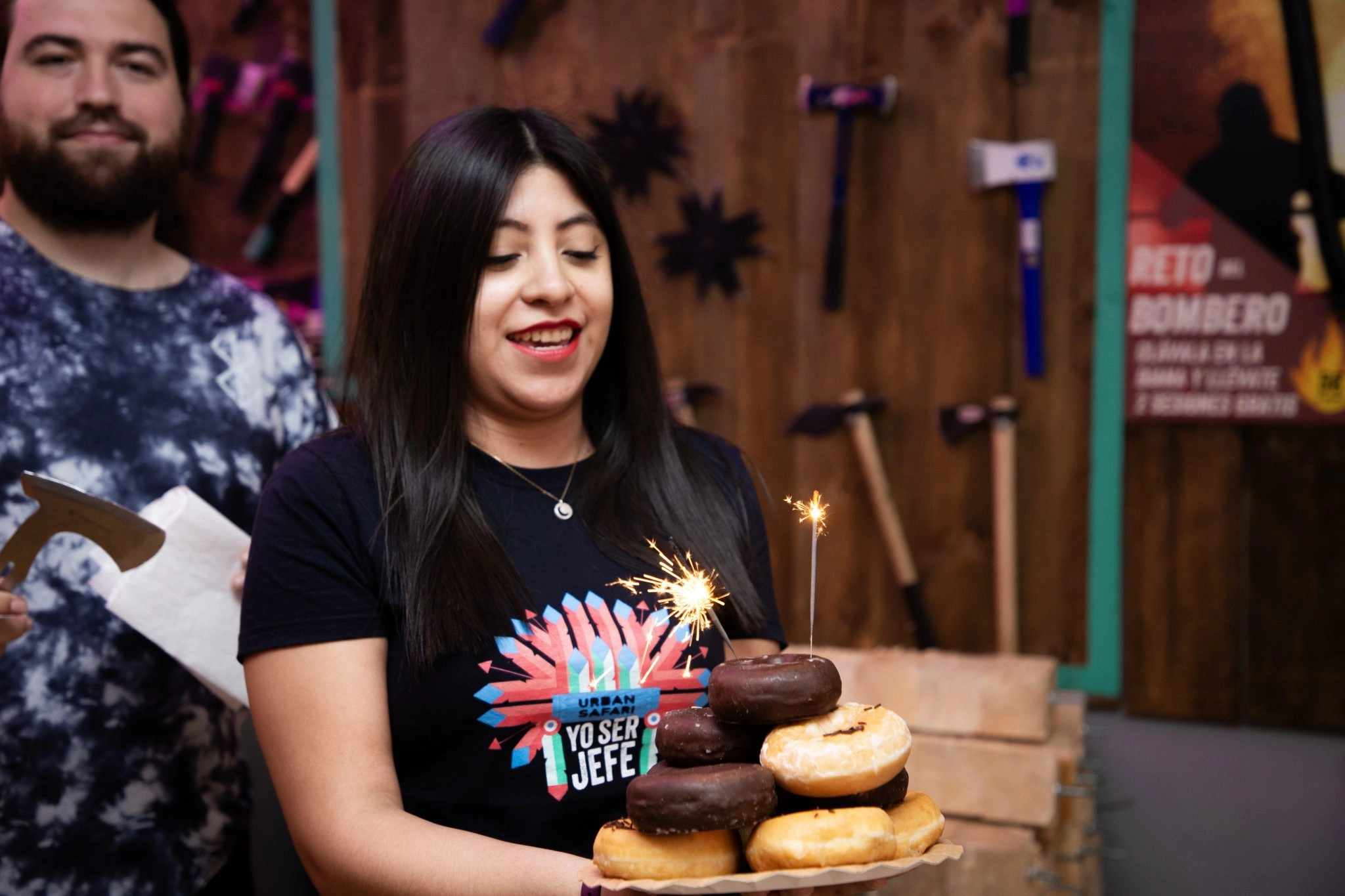 Descubre las sesiones especiales para cumpleaños de adulto en Urban Safari, la mejor sala de tiro de hacha en Madrid