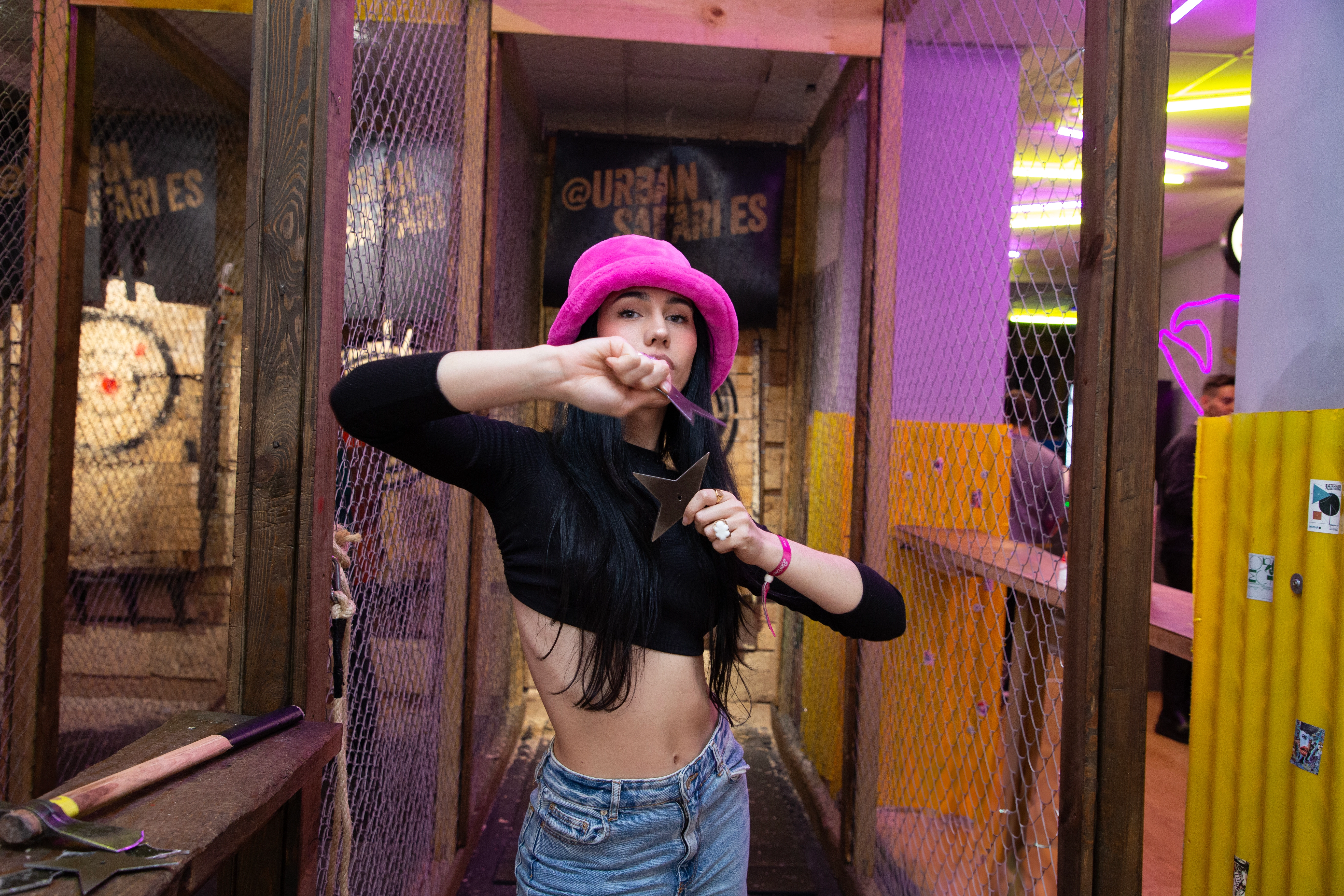 Prueba las míticas estrellas ninja en la experiencia de tiro de hachas de Urban Safari Madrid