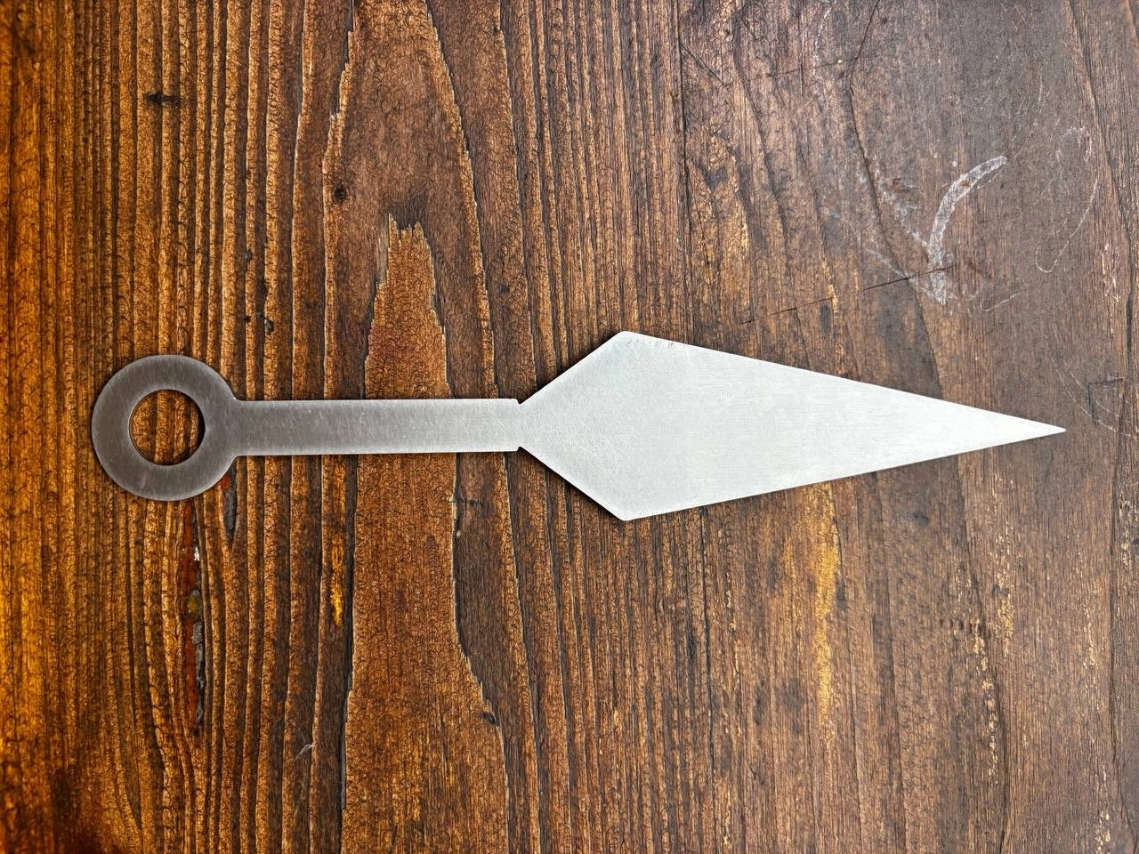 Prueba los kunais en tu sesión de tiro de hachas en el centro de Madrid