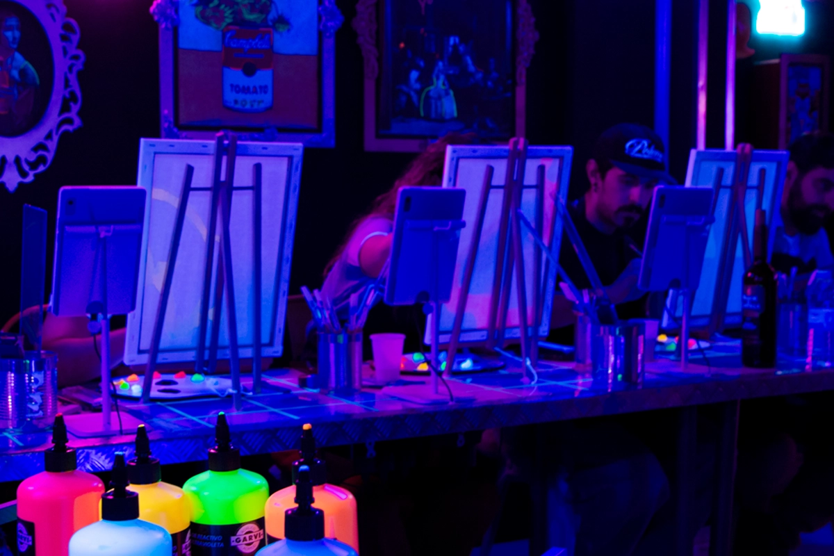 actividades Art&Wine en pareja en Madrid: Un mini escape room, pintar un cuadro con luces de neon y vino ilimitado