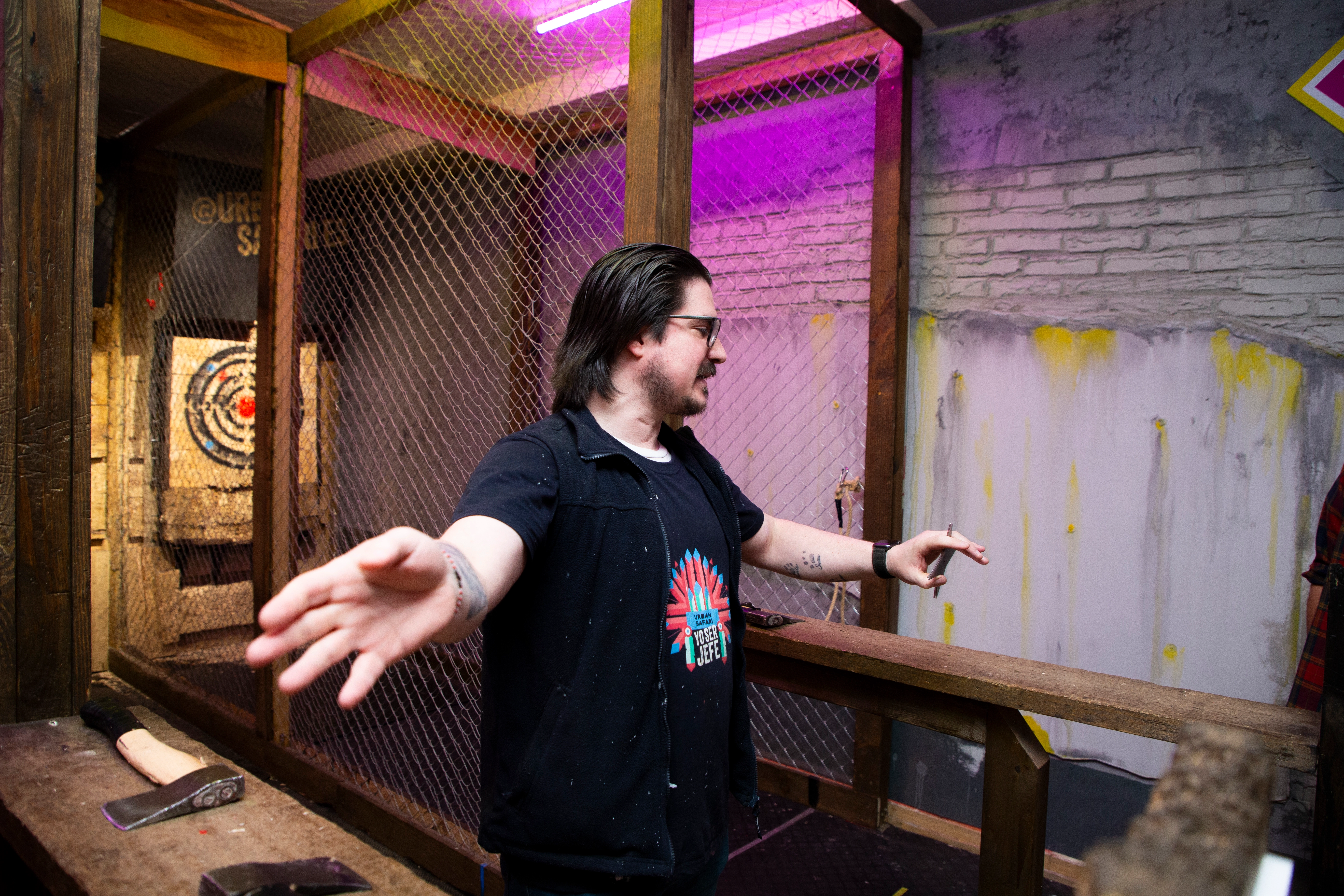 Urban Safari presenta una experiencia completamente segura de tiro de hachas en Madrid