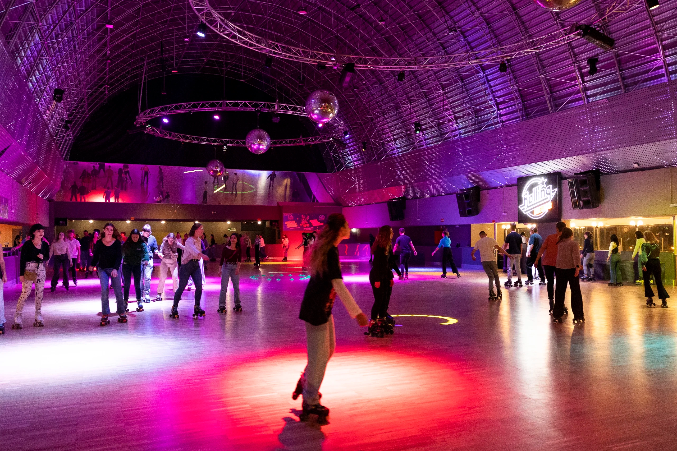 Discoteca ochentera sobre ruedas: una actividad perfecta para grupos en Madrid