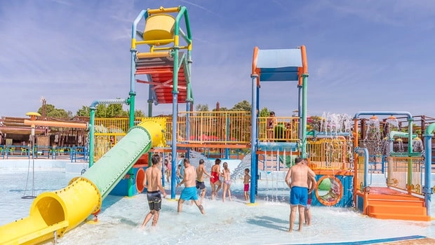 Parque acuático en Madrid con niños en verano