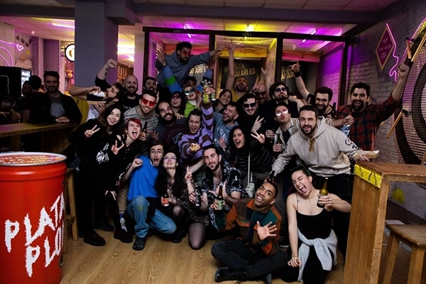 Lanzar hachas es una de las actividades en grupo que más lo petan en Madrid