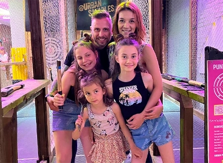 Urban Safari es uno de los sitios más originales para ir con niños: una experiencia 360 para lanzar hachas, con bar, buena música, ambientación brutal y muchos juegos y retos.