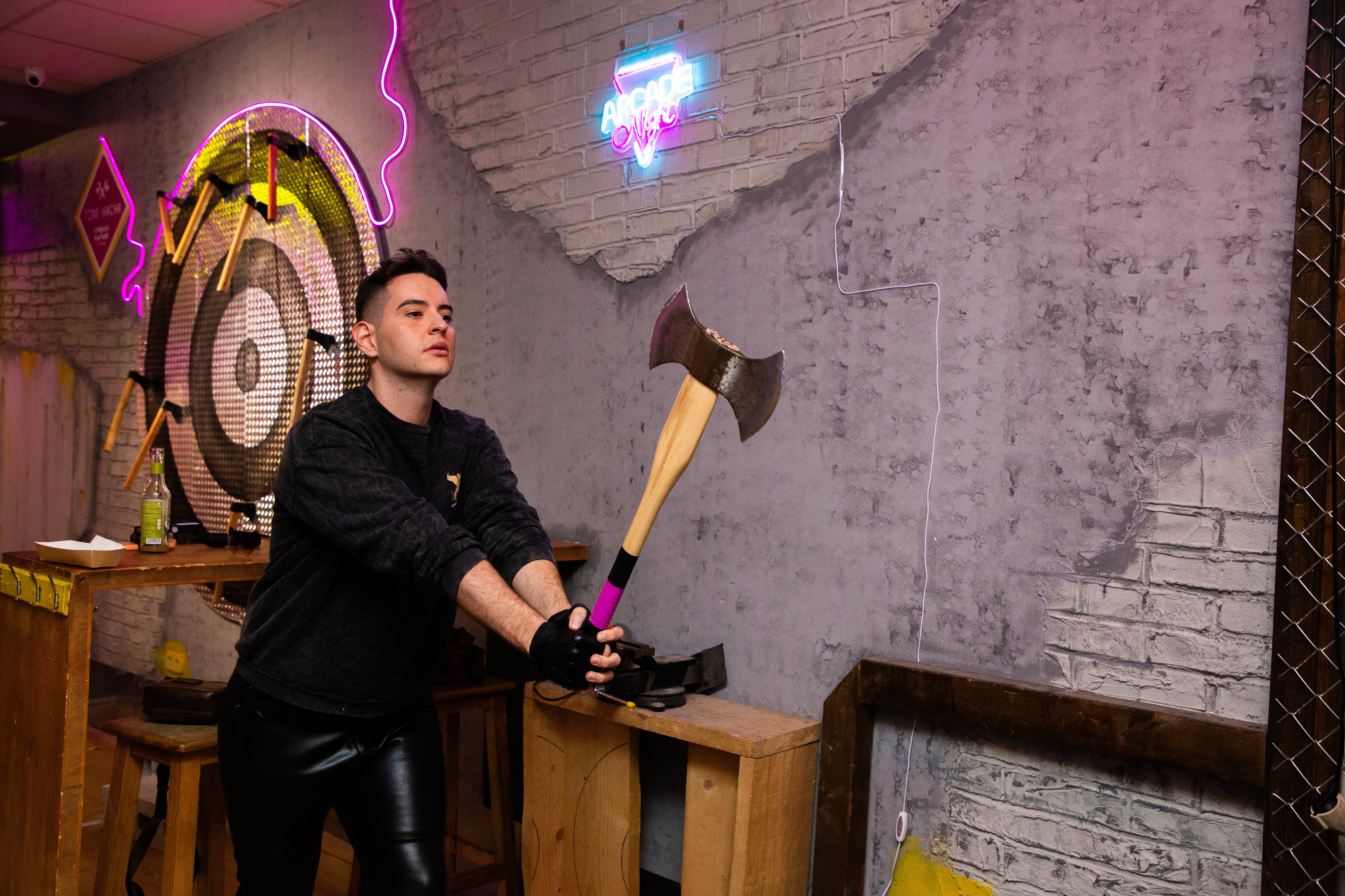 Lanzar hachas de doble filo o Labrys en el centro de Madrid