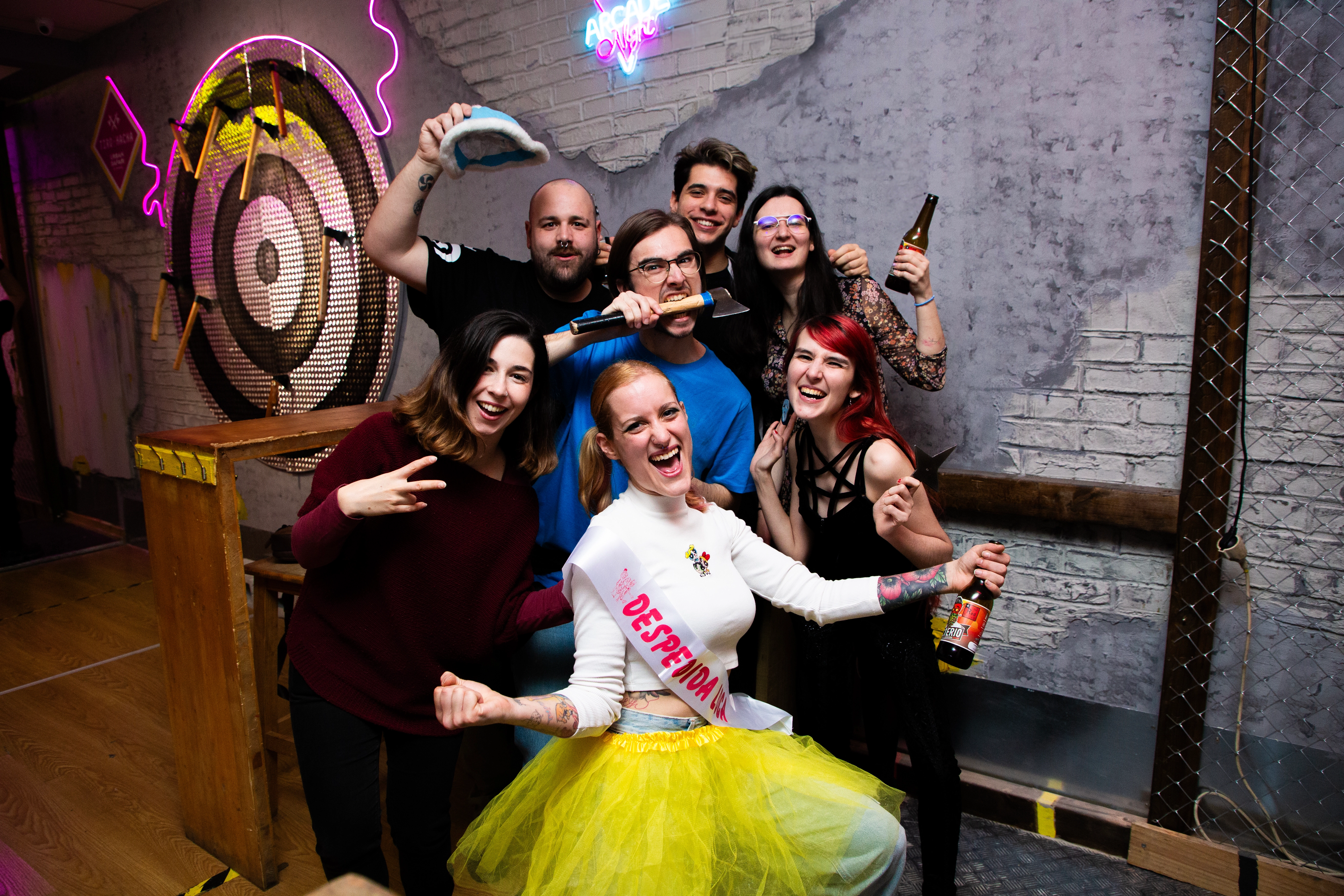 El tiro de hachas en Madrid es un plan apto para todos los públicos original y diferente con el que sorprender